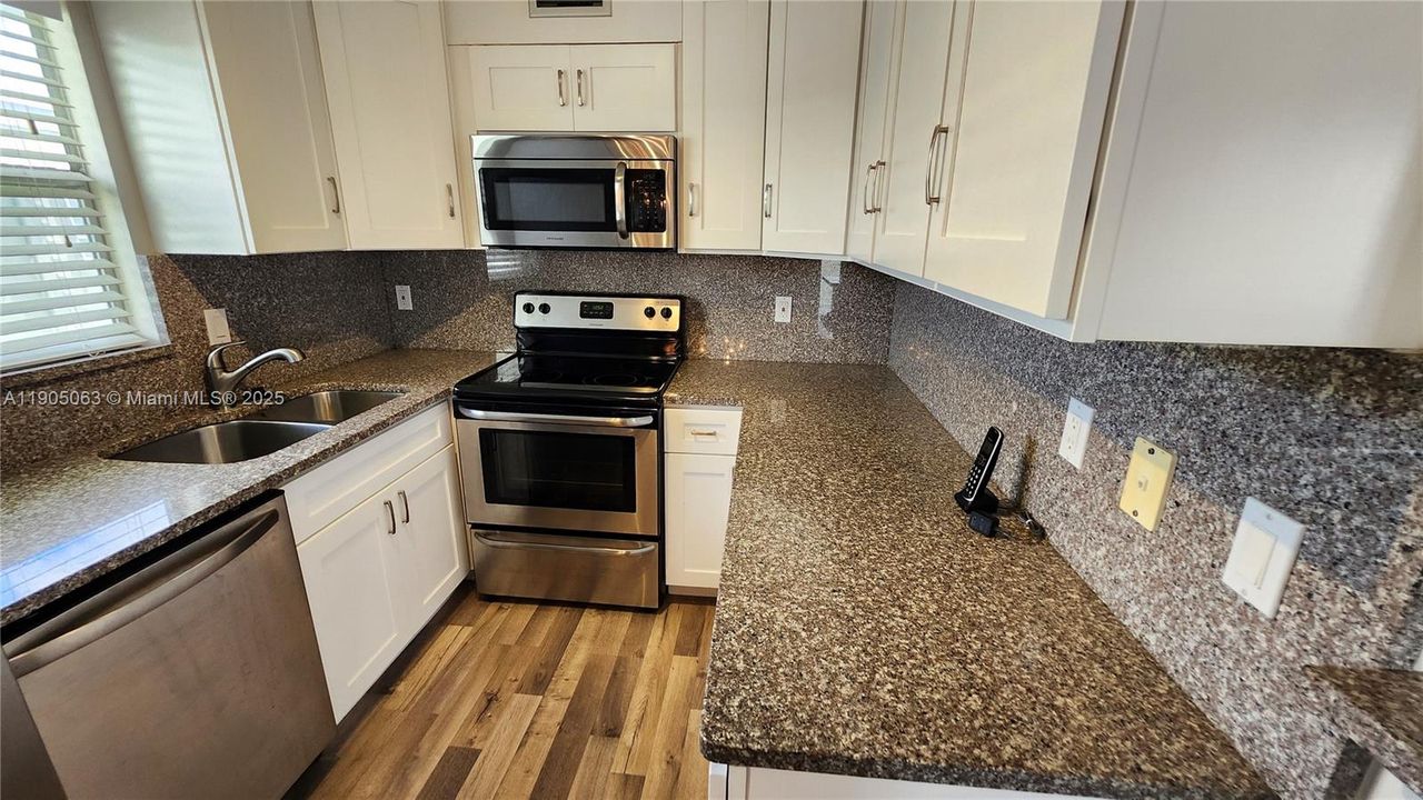 For Sale: $209,000 (2 beds, 2 baths, 880 Square Feet)