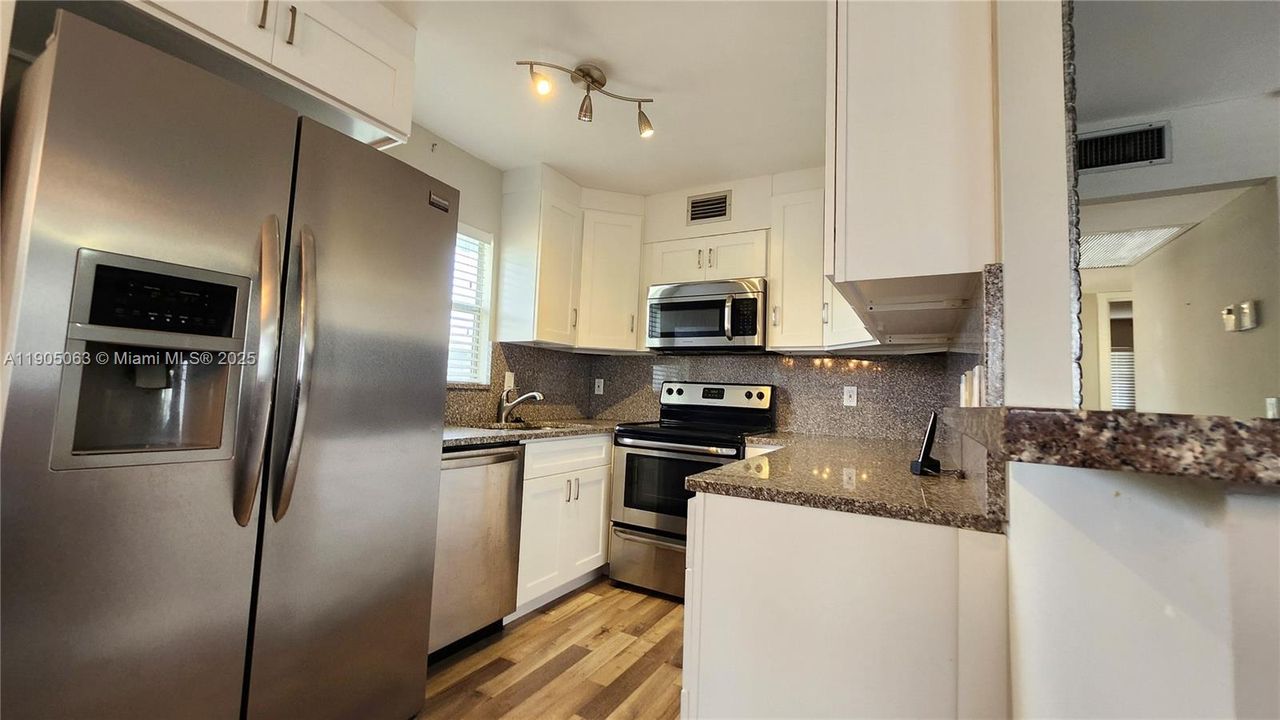For Sale: $209,000 (2 beds, 2 baths, 880 Square Feet)