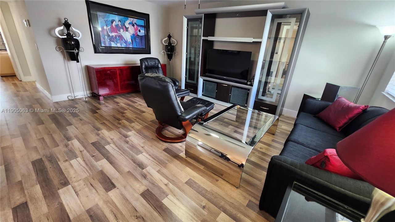 For Sale: $209,000 (2 beds, 2 baths, 880 Square Feet)