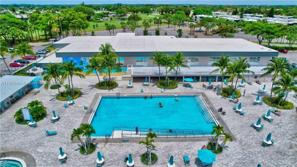 For Sale: $209,000 (2 beds, 2 baths, 880 Square Feet)