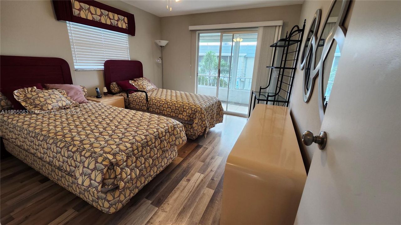 For Sale: $209,000 (2 beds, 2 baths, 880 Square Feet)