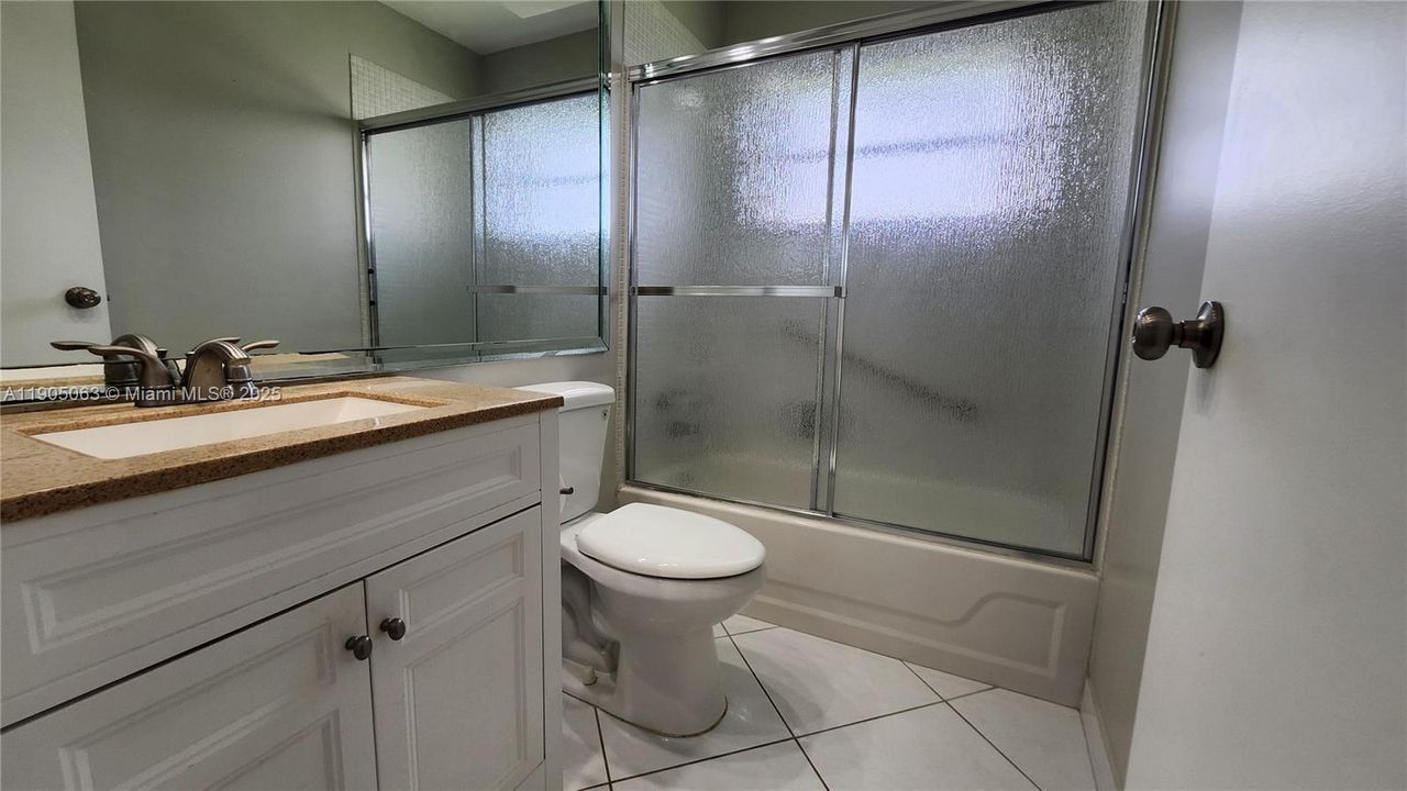 For Sale: $209,000 (2 beds, 2 baths, 880 Square Feet)