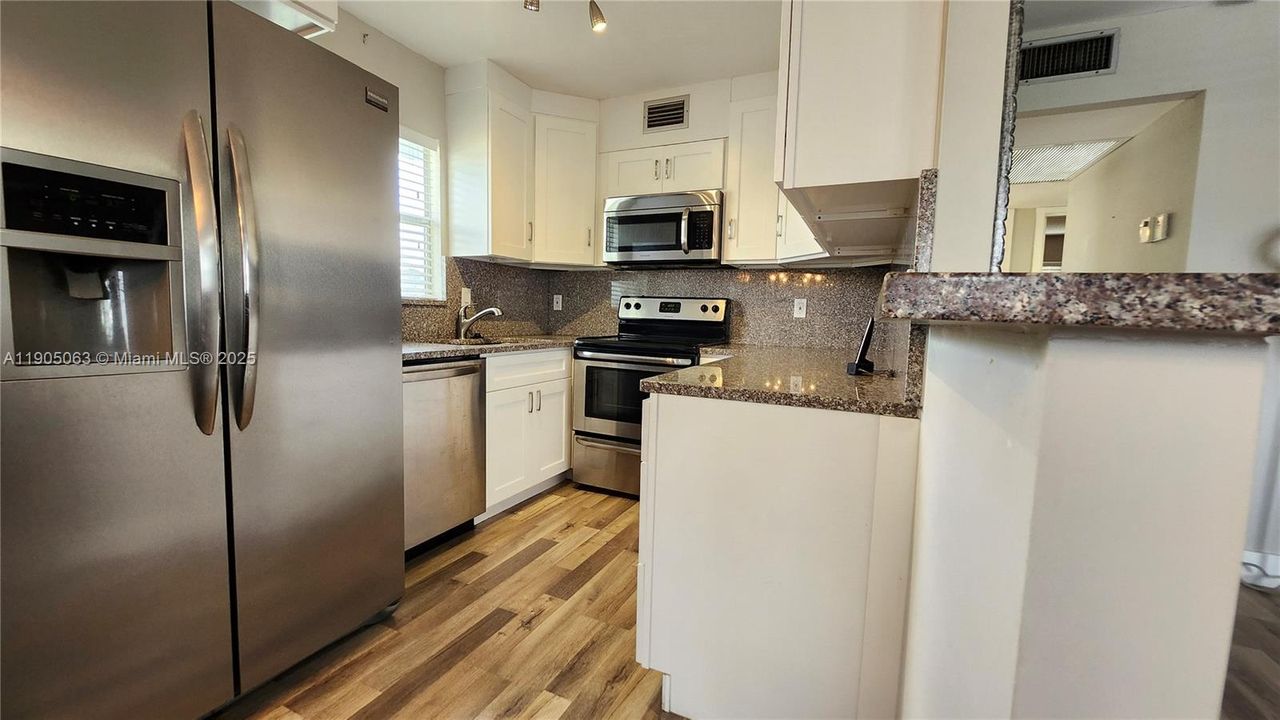 For Sale: $209,000 (2 beds, 2 baths, 880 Square Feet)