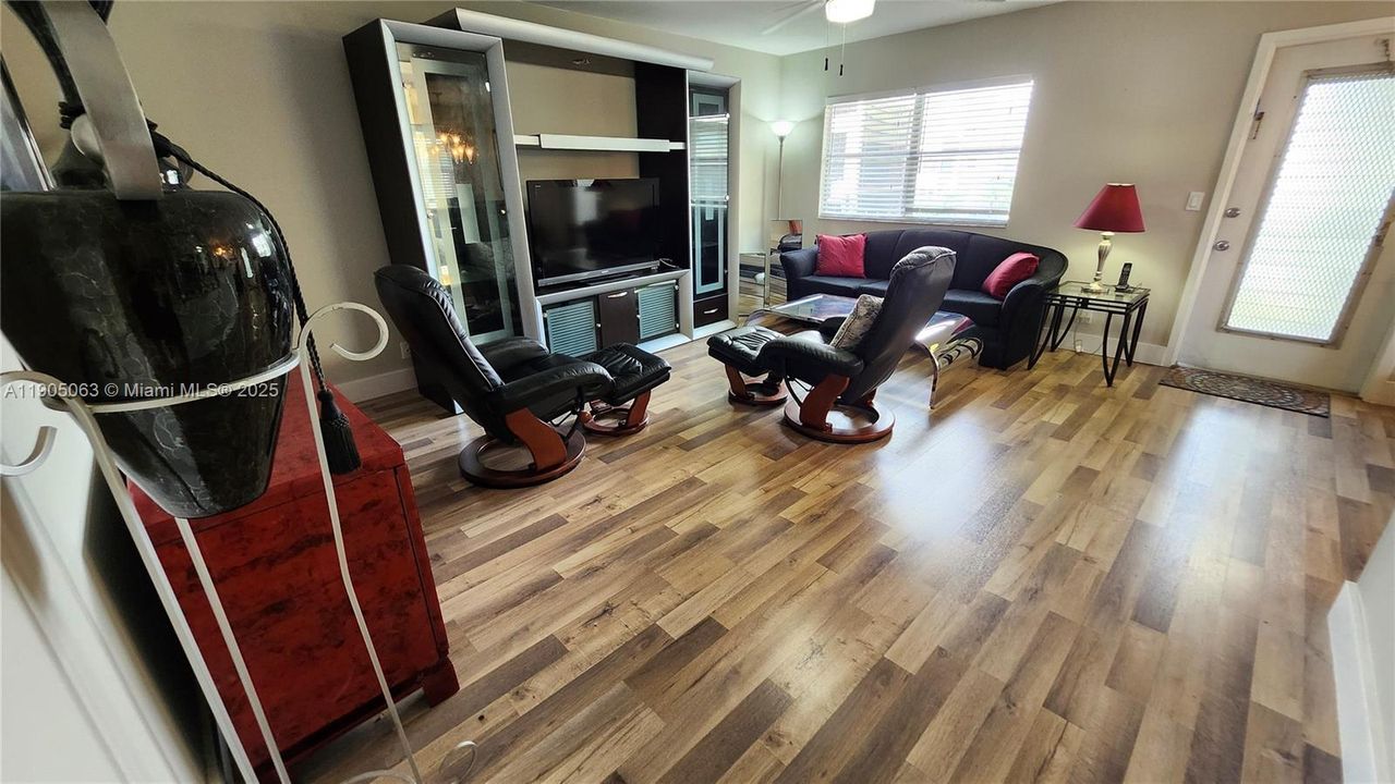 For Sale: $209,000 (2 beds, 2 baths, 880 Square Feet)