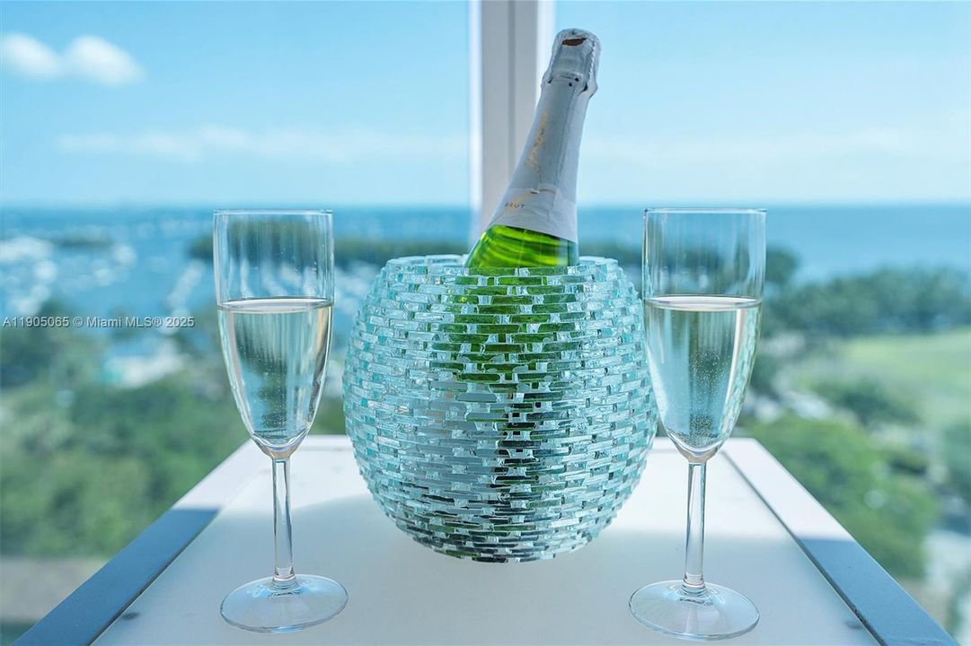 For Sale: $1,237,000 (2 beds, 2 baths, 1098 Square Feet)