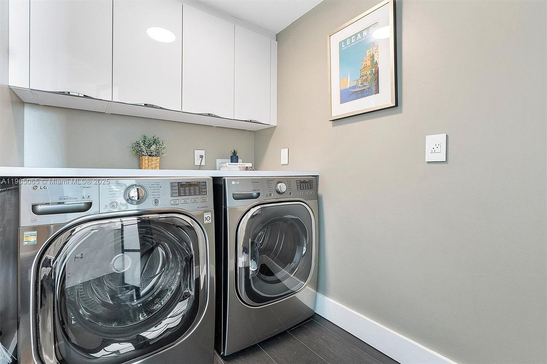 For Sale: $1,237,000 (2 beds, 2 baths, 1098 Square Feet)