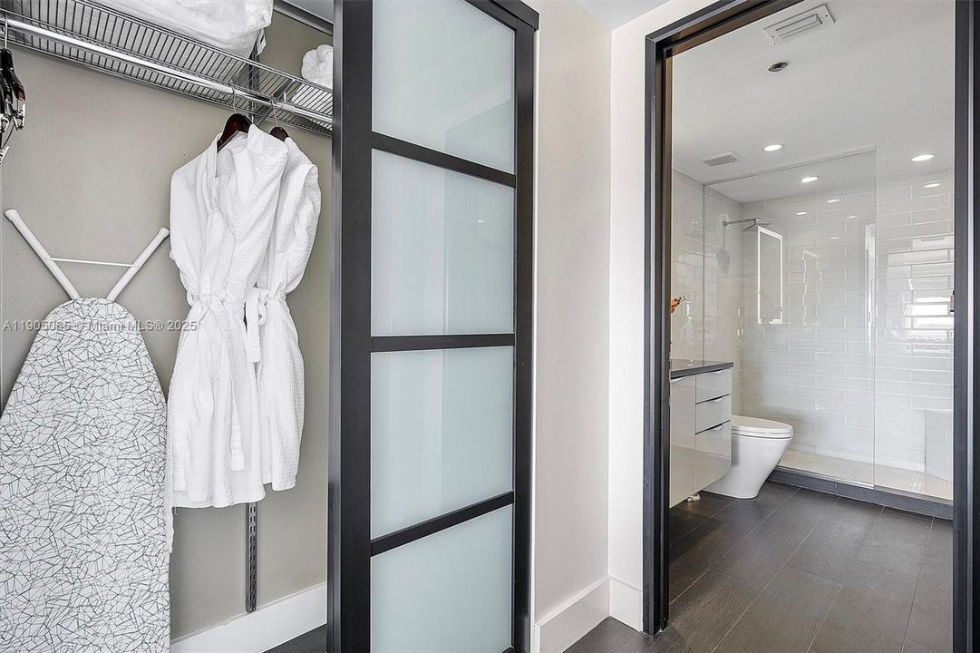 For Sale: $1,237,000 (2 beds, 2 baths, 1098 Square Feet)