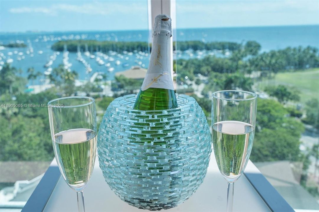 For Sale: $1,237,000 (2 beds, 2 baths, 1098 Square Feet)