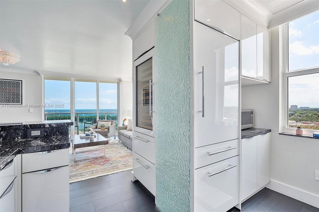 For Sale: $1,237,000 (2 beds, 2 baths, 1098 Square Feet)