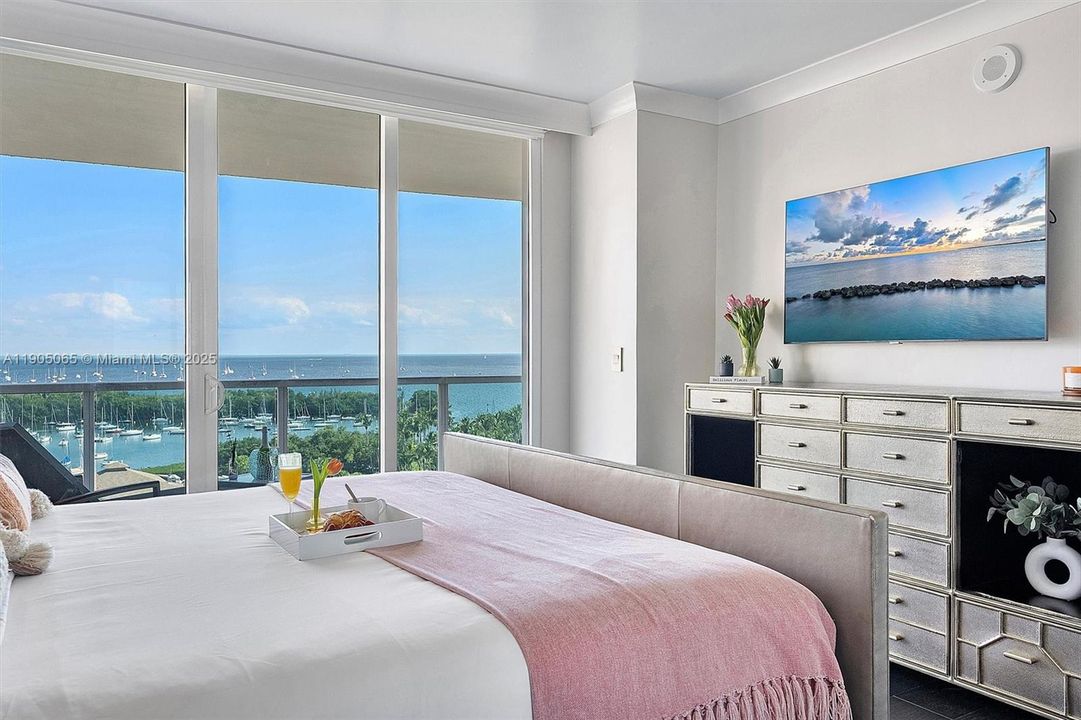 For Sale: $1,237,000 (2 beds, 2 baths, 1098 Square Feet)