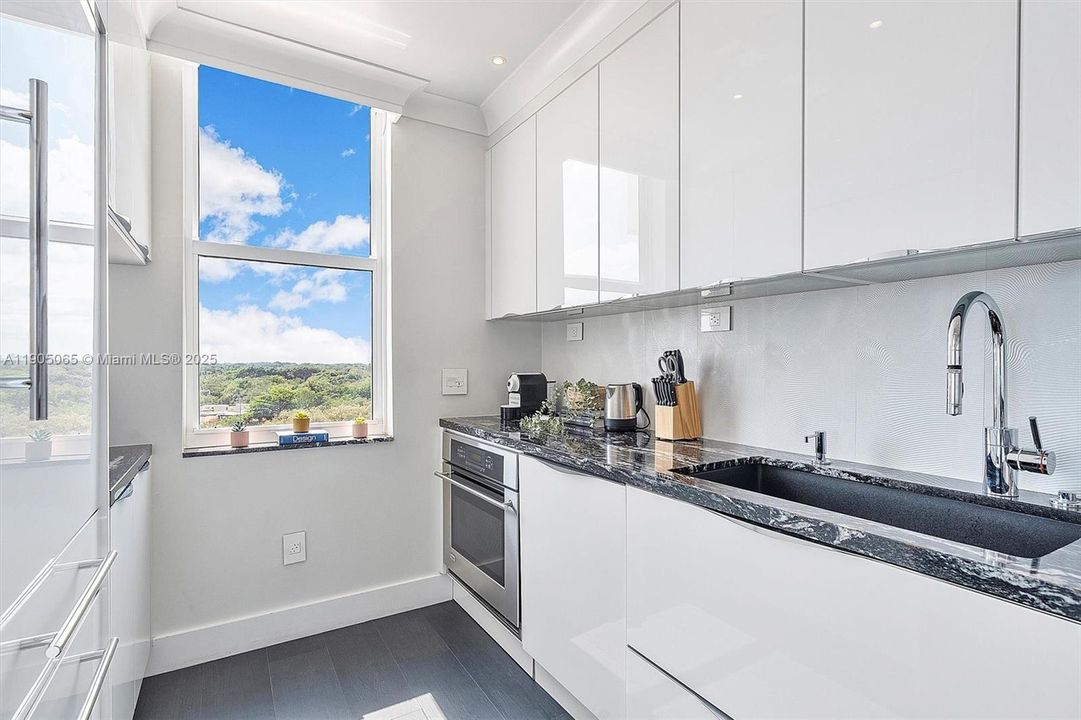 For Sale: $1,237,000 (2 beds, 2 baths, 1098 Square Feet)