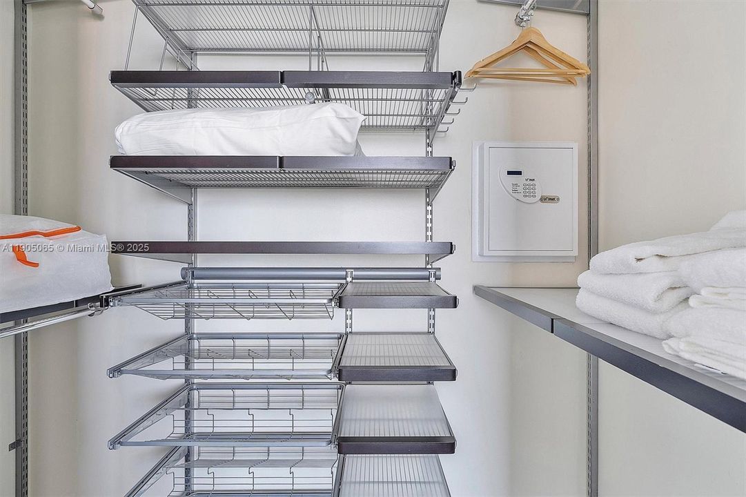 For Sale: $1,237,000 (2 beds, 2 baths, 1098 Square Feet)