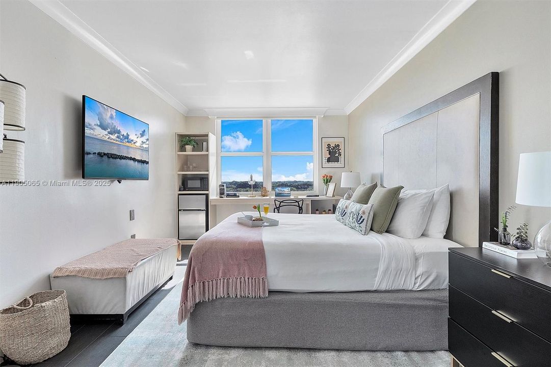 For Sale: $1,237,000 (2 beds, 2 baths, 1098 Square Feet)