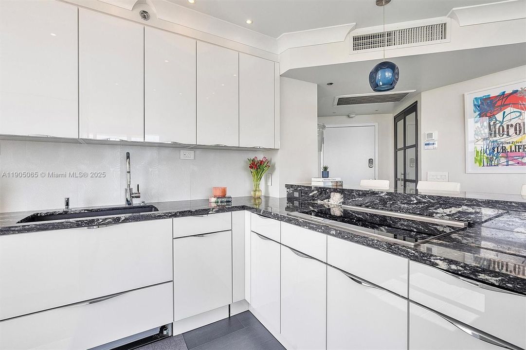 For Sale: $1,237,000 (2 beds, 2 baths, 1098 Square Feet)