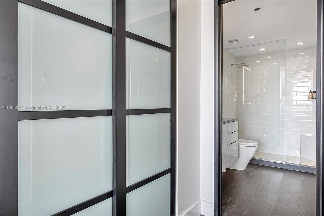 For Sale: $1,237,000 (2 beds, 2 baths, 1098 Square Feet)