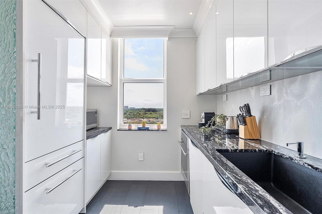 For Sale: $1,237,000 (2 beds, 2 baths, 1098 Square Feet)