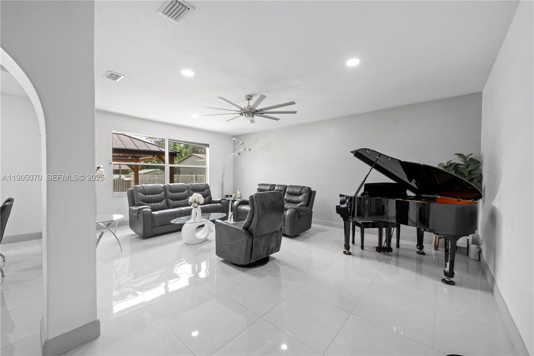 В аренду: $5,600 (3 спален, 2 ванн, 2212 Квадратных фут)