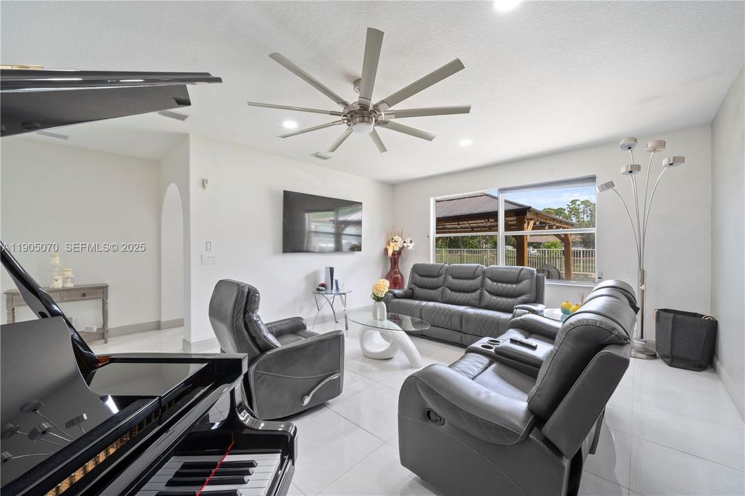 В аренду: $5,600 (3 спален, 2 ванн, 2212 Квадратных фут)