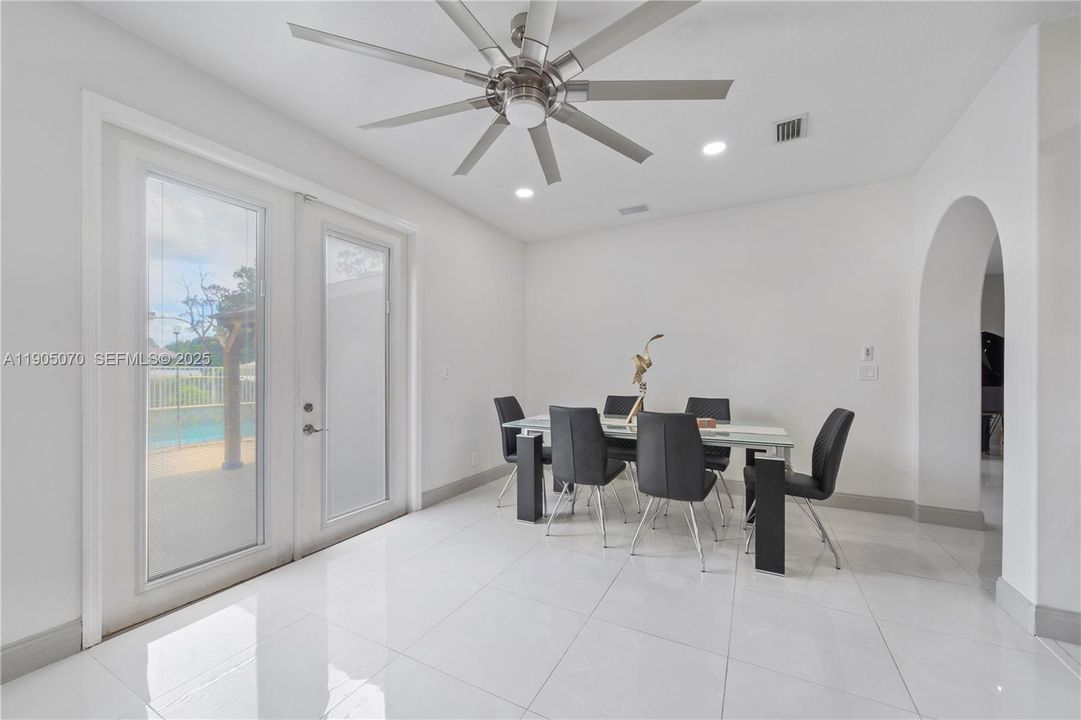 В аренду: $5,600 (3 спален, 2 ванн, 2212 Квадратных фут)