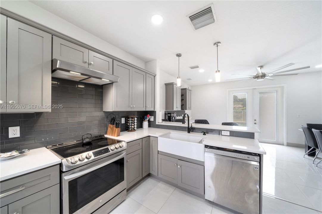 В аренду: $5,600 (3 спален, 2 ванн, 2212 Квадратных фут)