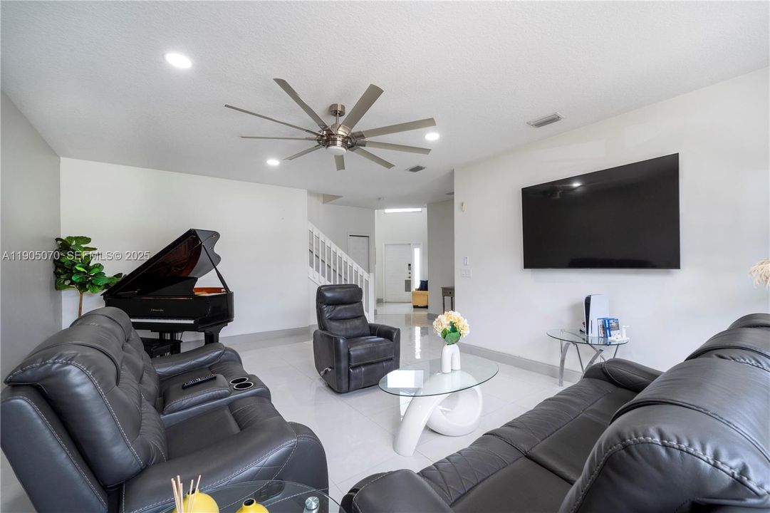 В аренду: $5,600 (3 спален, 2 ванн, 2212 Квадратных фут)