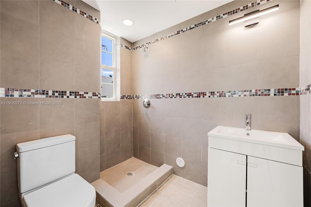 Recently Rented: $2,400 (1 beds, 1 baths, 950 Square Feet)