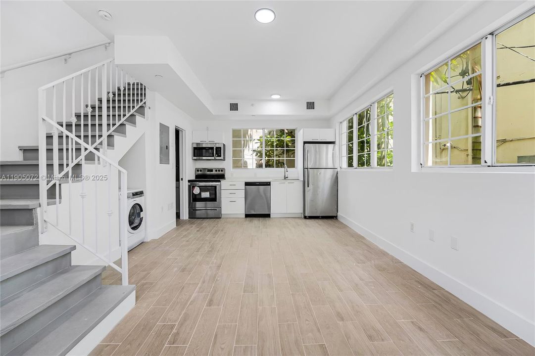 Recently Rented: $2,400 (1 beds, 1 baths, 950 Square Feet)