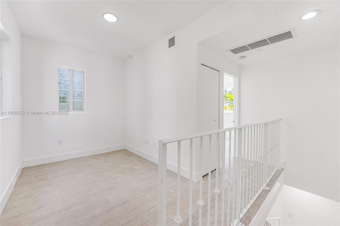 Recently Rented: $2,400 (1 beds, 1 baths, 950 Square Feet)