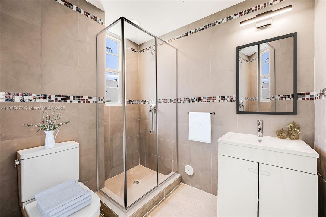 Recently Rented: $2,400 (1 beds, 1 baths, 950 Square Feet)