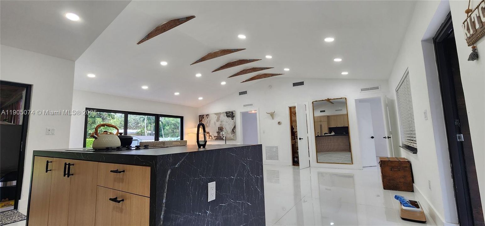 出租: $7,000 (3 贝兹, 3 浴室, 1124 平方英尺)