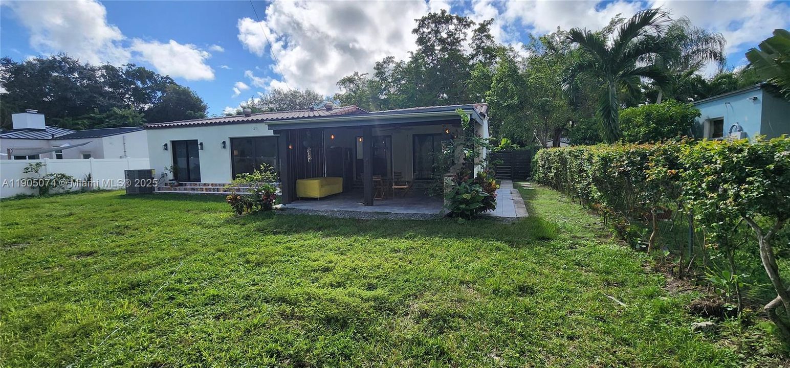 出租: $7,000 (3 贝兹, 3 浴室, 1124 平方英尺)