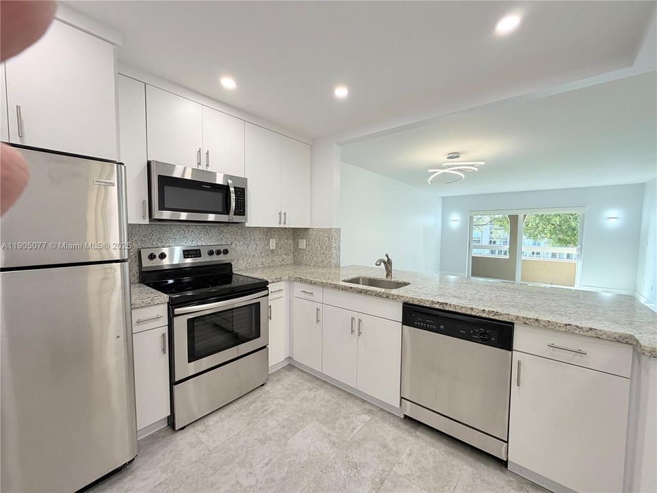 Active With Contract: $1,835 (1 beds, 1 baths, 712 Square Feet)