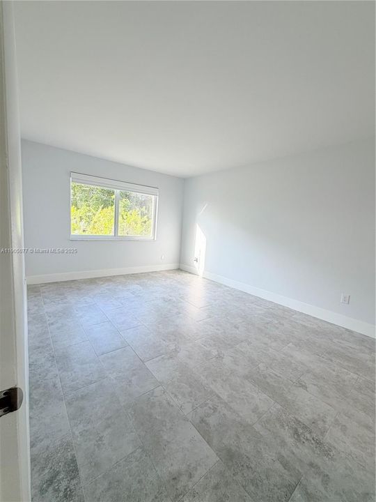 Active With Contract: $1,835 (1 beds, 1 baths, 712 Square Feet)