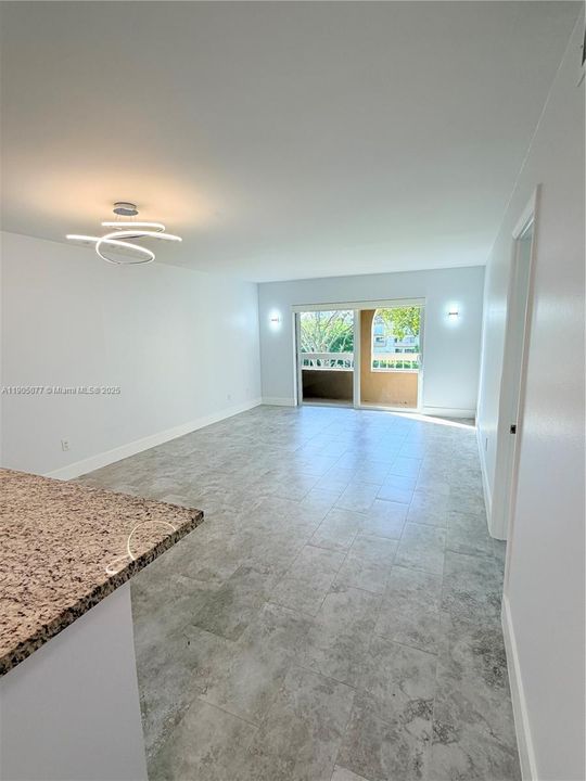 Active With Contract: $1,835 (1 beds, 1 baths, 712 Square Feet)