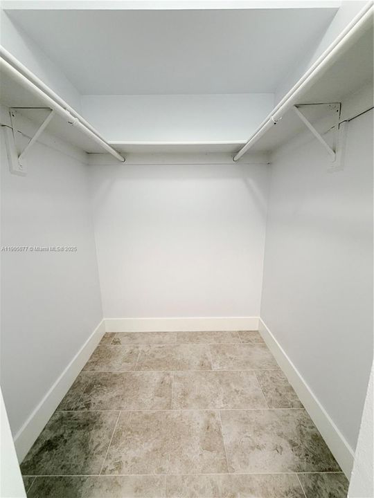 Active With Contract: $1,835 (1 beds, 1 baths, 712 Square Feet)