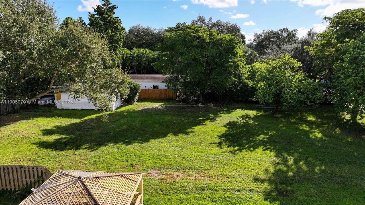 Под контрактом: $995,000 (2 спален, 2 ванн, 2039 Квадратных фут)