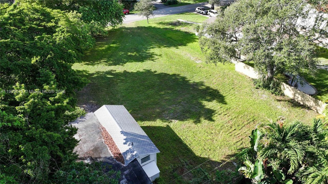 Под контрактом: $995,000 (2 спален, 2 ванн, 2039 Квадратных фут)