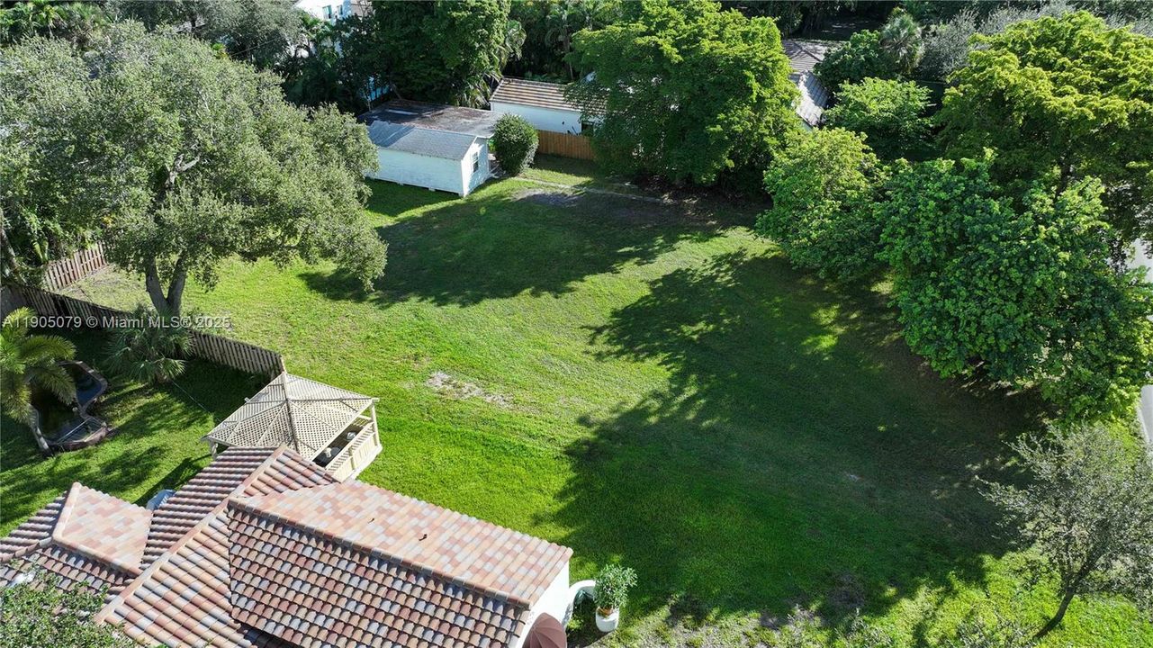 Под контрактом: $995,000 (2 спален, 2 ванн, 2039 Квадратных фут)