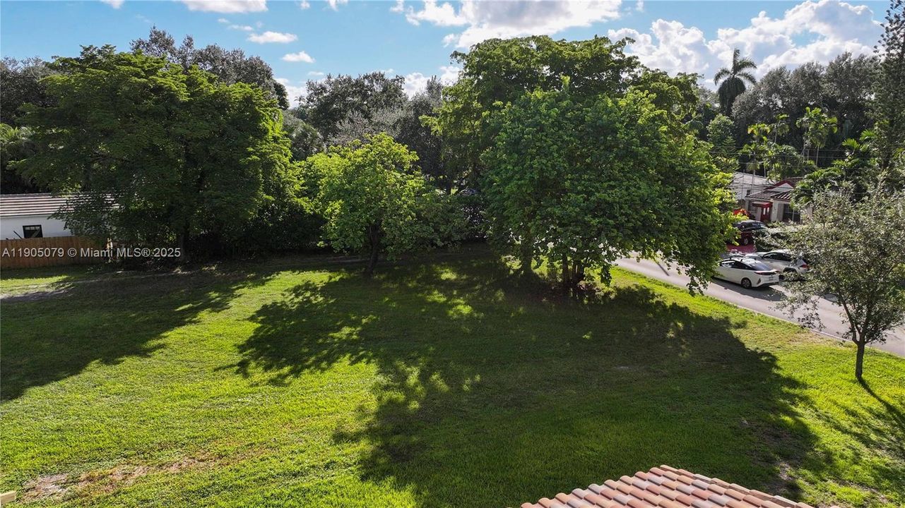 Под контрактом: $995,000 (2 спален, 2 ванн, 2039 Квадратных фут)