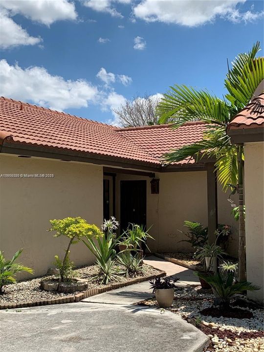 For Rent: $3,000 (3 beds, 2 baths, 1070 Square Feet)