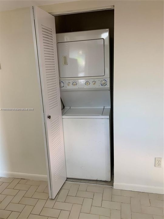 For Rent: $3,000 (3 beds, 2 baths, 1070 Square Feet)