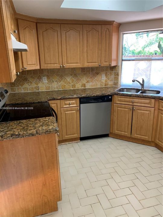 For Rent: $3,000 (3 beds, 2 baths, 1070 Square Feet)