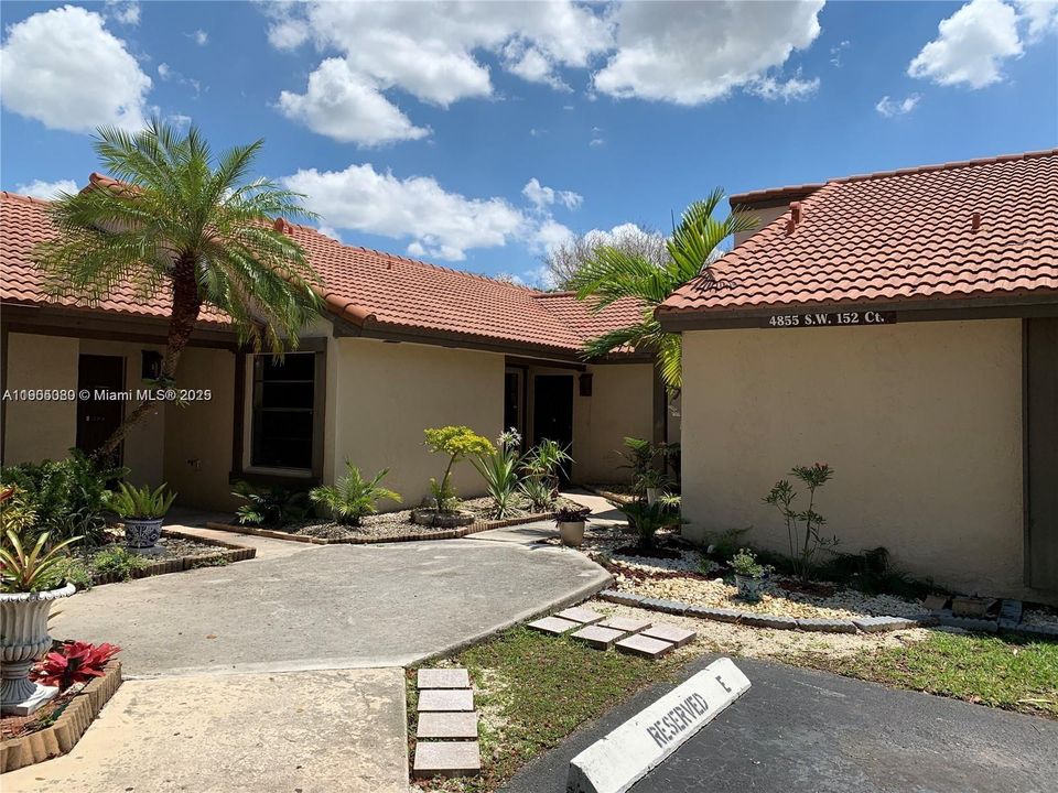 For Rent: $3,000 (3 beds, 2 baths, 1070 Square Feet)