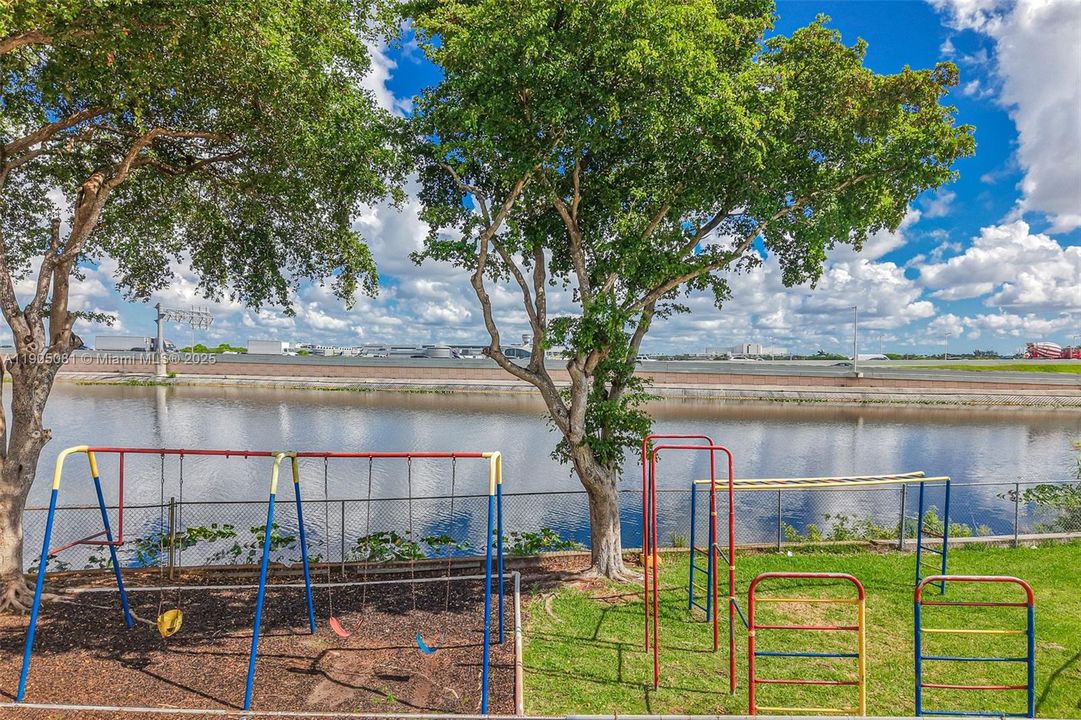 Recently Sold: $325,000 (3 beds, 2 baths, 1024 Square Feet)