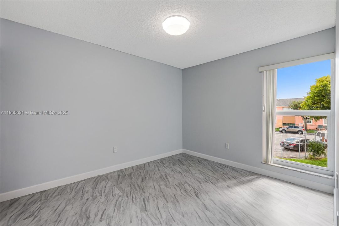 Recently Sold: $325,000 (3 beds, 2 baths, 1024 Square Feet)