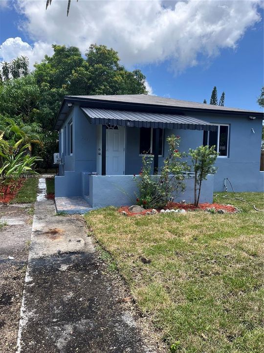 For Sale: $455,000 (3 beds, 2 baths, 667 Square Feet)