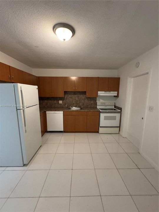 Под контрактом: $1,850 (2 спален, 1 ванн, 0 Квадратных фут)