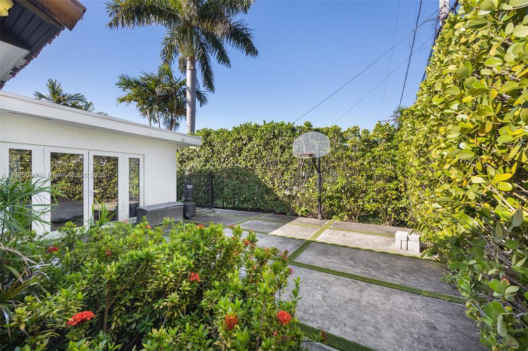 For Sale: $6,000,000 (5 beds, 4 baths, 4126 Square Feet)