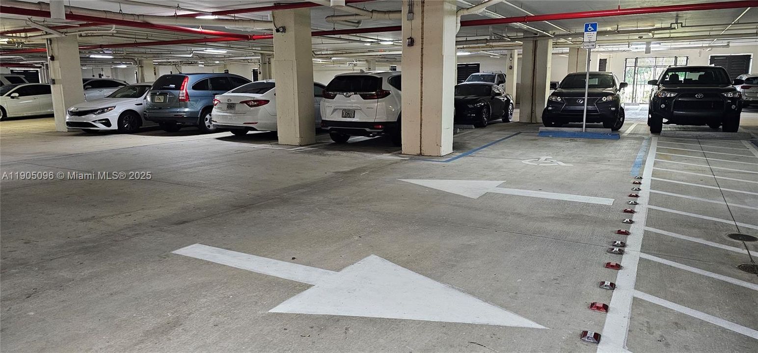 合同活跃: $3,300 (3 贝兹, 2 浴室, 1433 平方英尺)