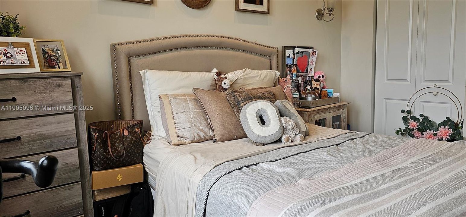 合同活跃: $3,300 (3 贝兹, 2 浴室, 1433 平方英尺)